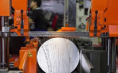 小金立式金属带锯床切削出现跑带故障解决方法！